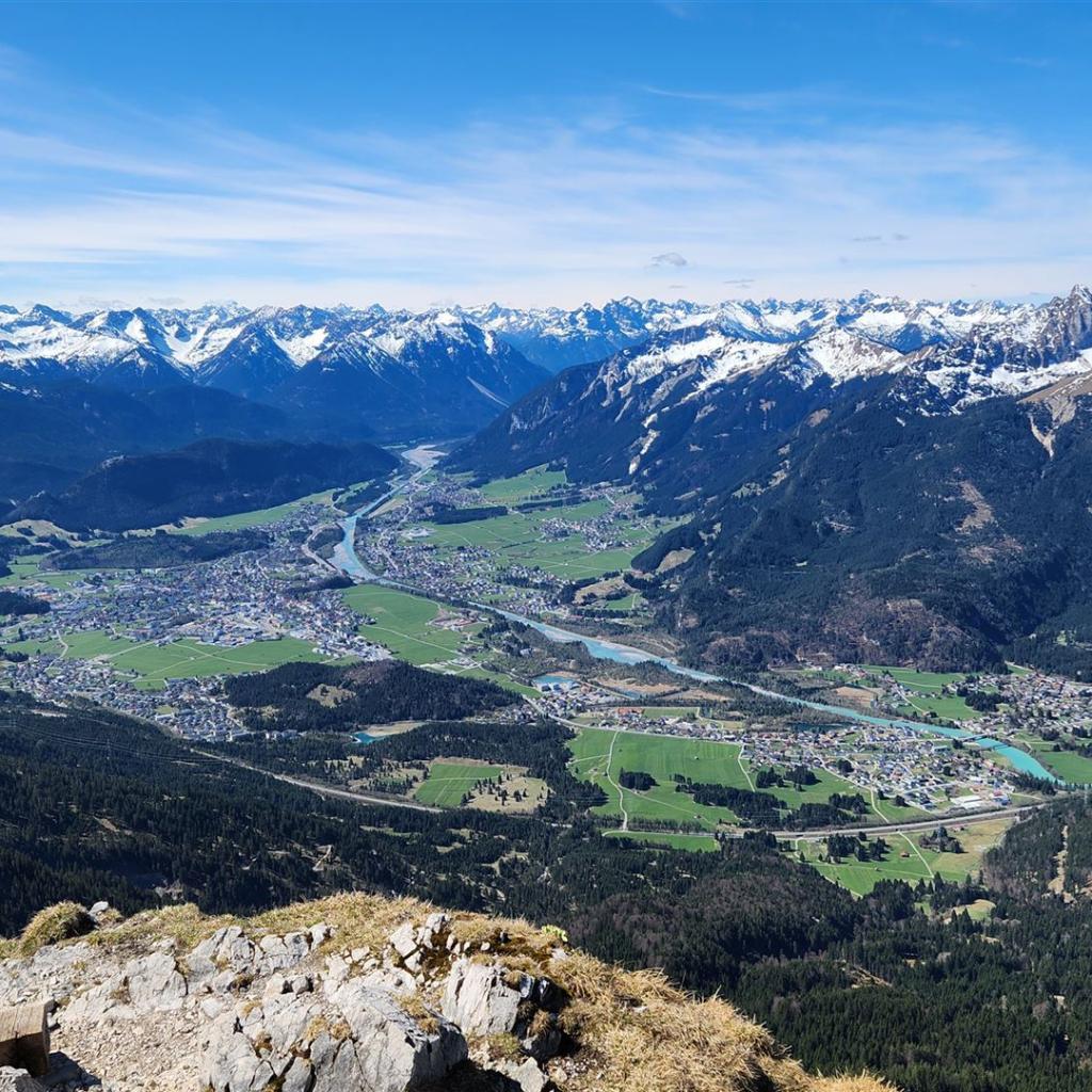 Blick über Reutte ins Lechtal, links der Thaneller