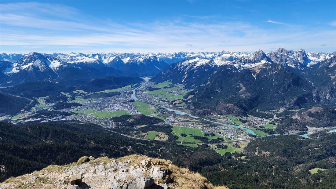 Blick über Reutte ins Lechtal, links der Thaneller