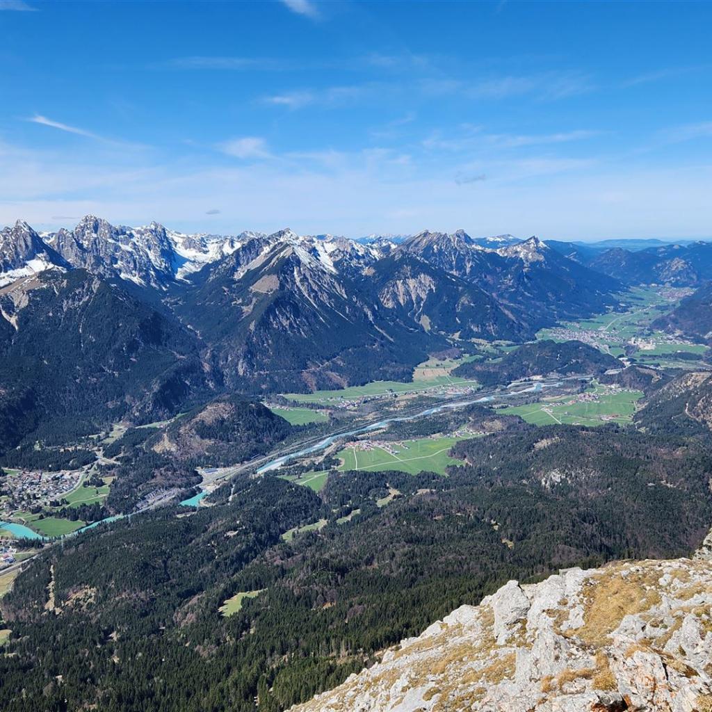 Rechts der Vilser Berg (Alatsee) und der Weißensee