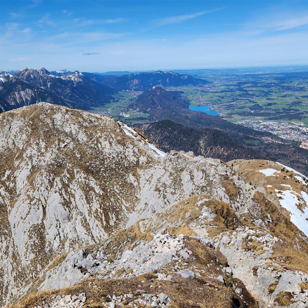 Blick hinüber zum Gipfelkreuz des Säulings