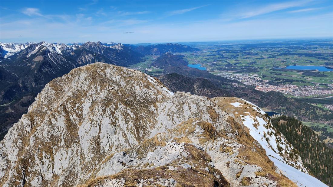 Blick hinüber zum Gipfelkreuz des Säulings