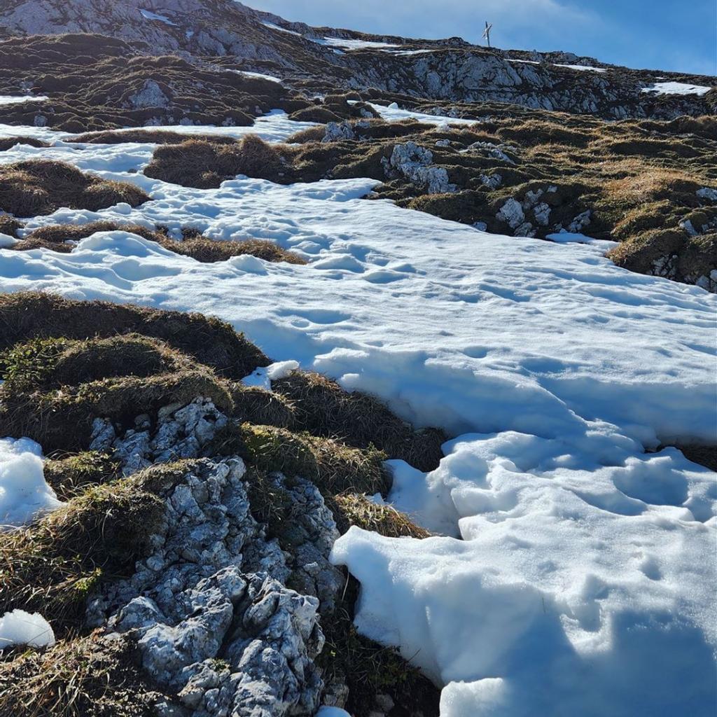 Nicht ganz einfacher Aufstieg durch den Restschnee