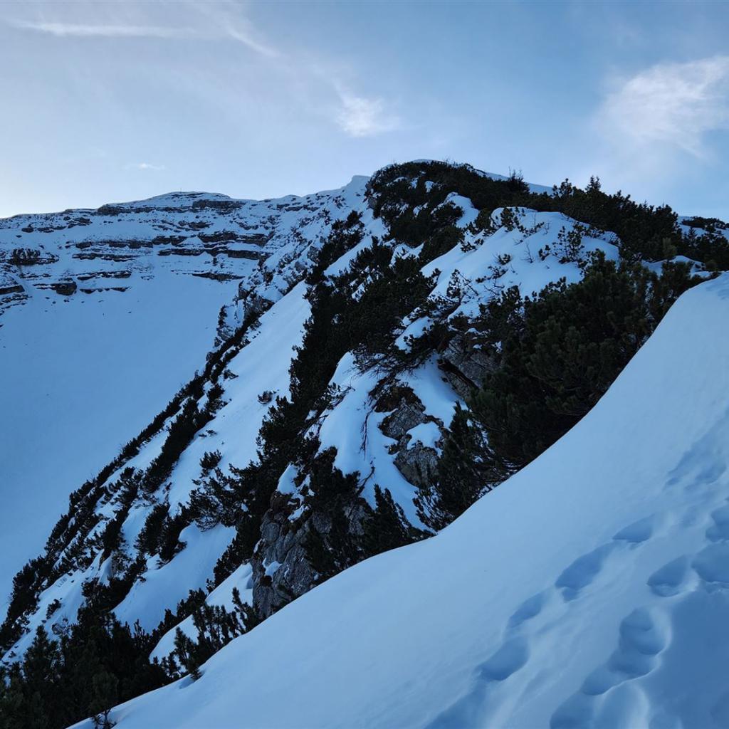 Das Gipfelkreuz erstmals sichtbar