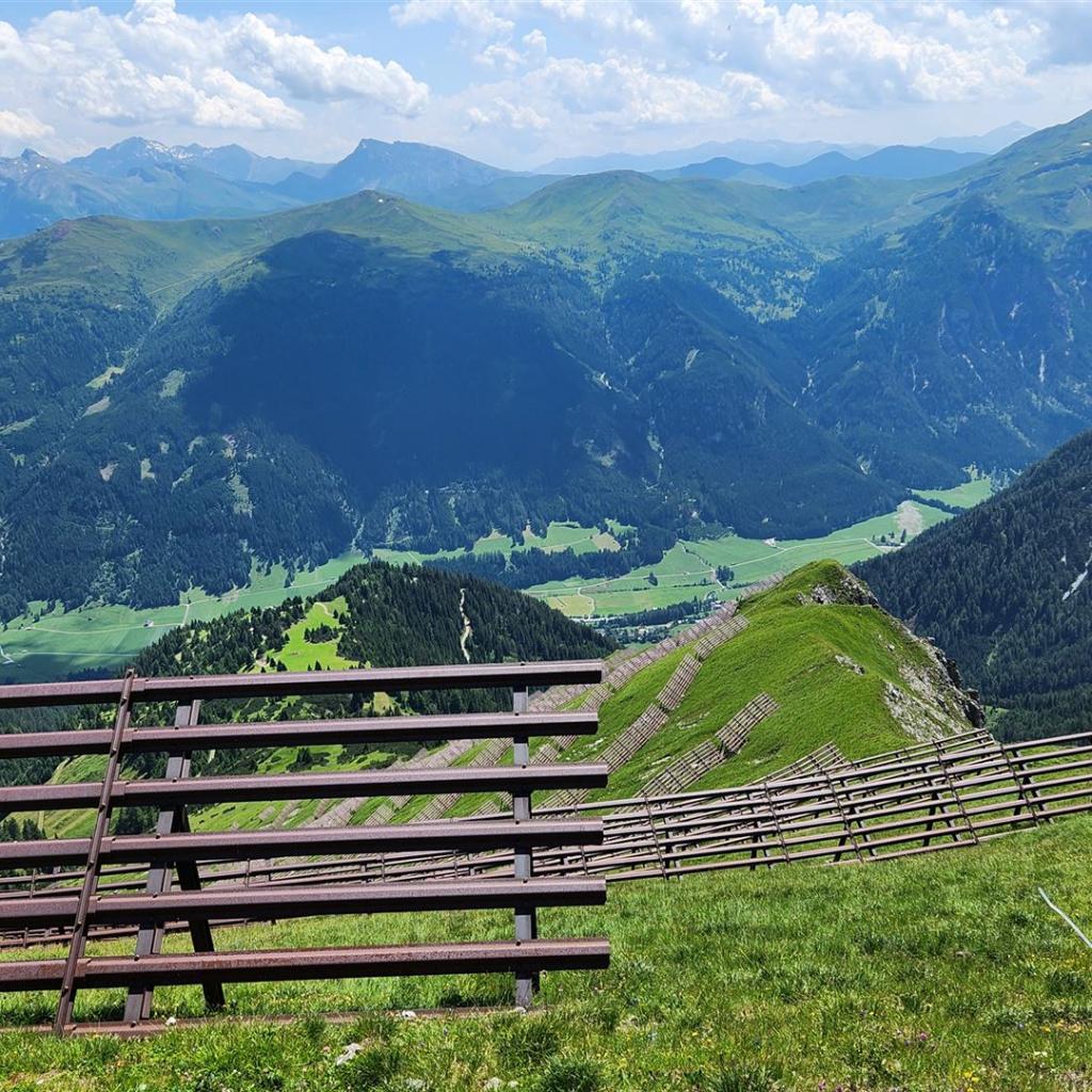 Lawinenverbauung vor dem Gschnitztal