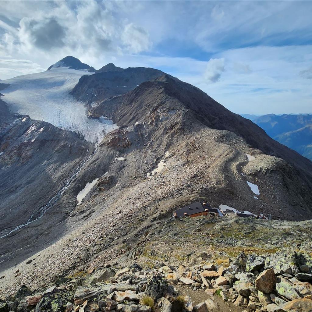 Unterwegs zur Ötzi-Fundstelle. Blick zurück auf den Similaun