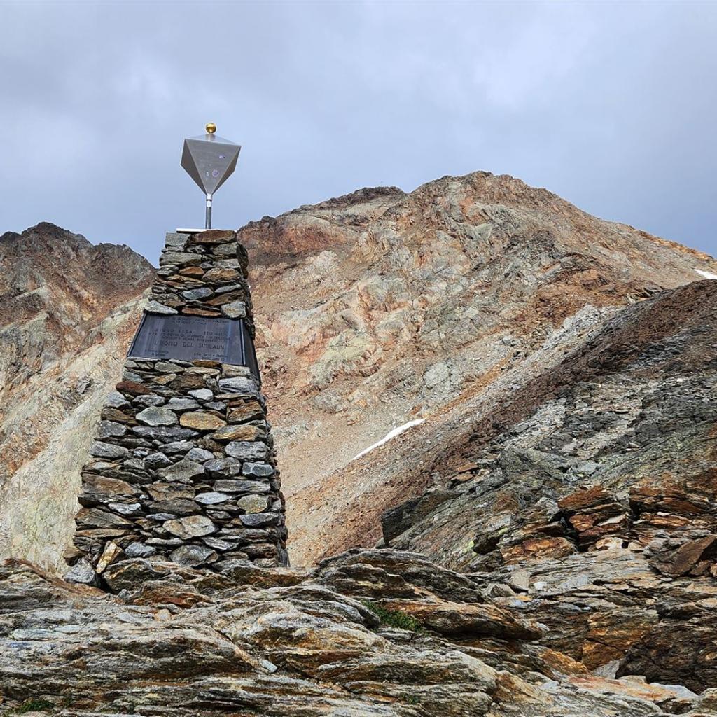 Das Ötzi-Denkmal vor der Finailspitze