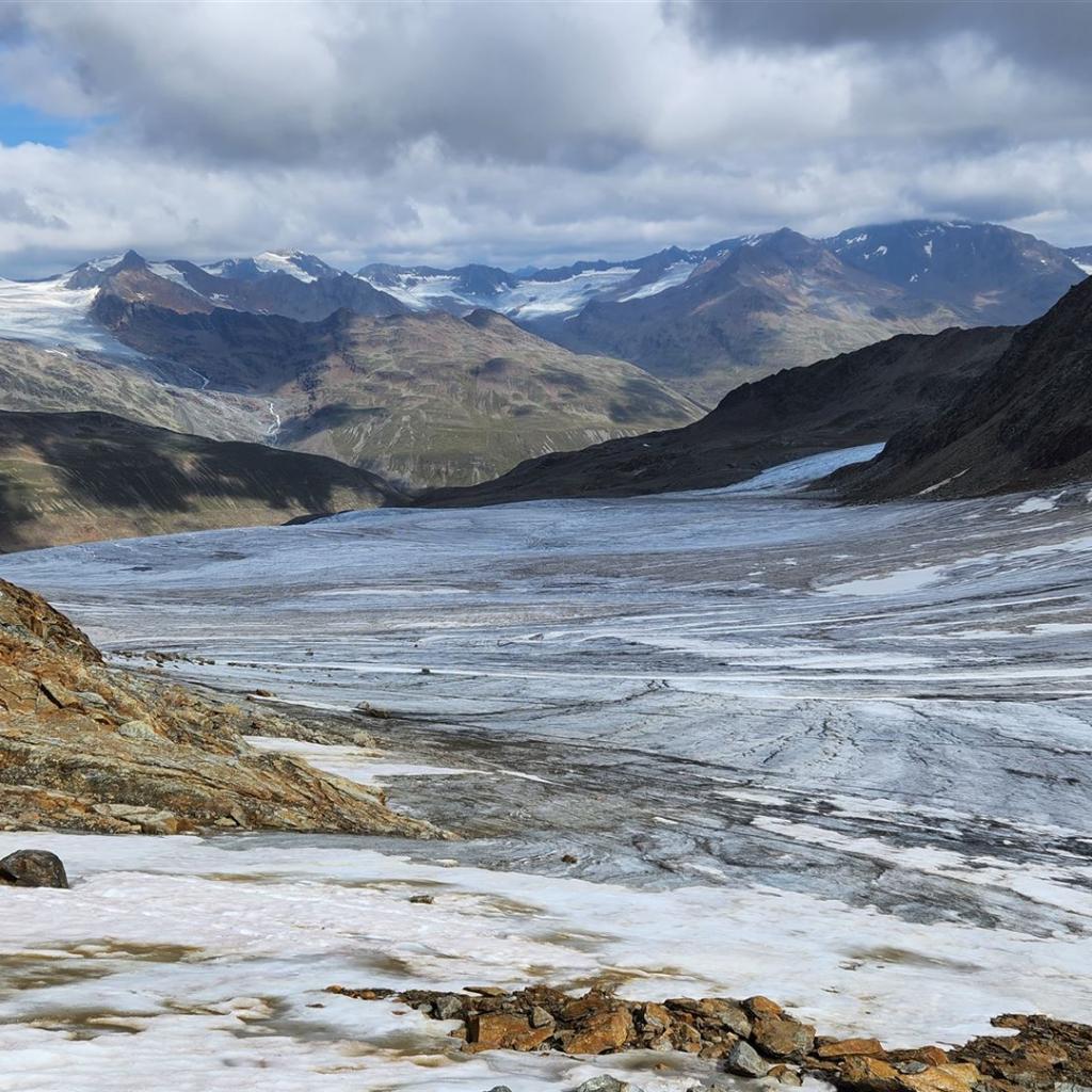 Hochjoch-Ferner. Ganz rechts in den Wolken die Wildspitze