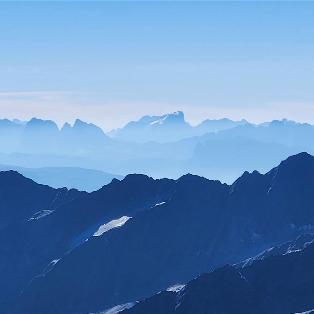 Langkofel und Marmolada-Gletscher weit im Süden