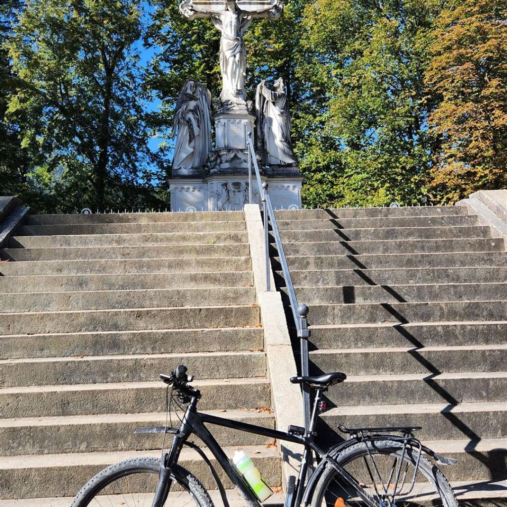 Die Kreuzigungsgruppe liegt auf dem Weg