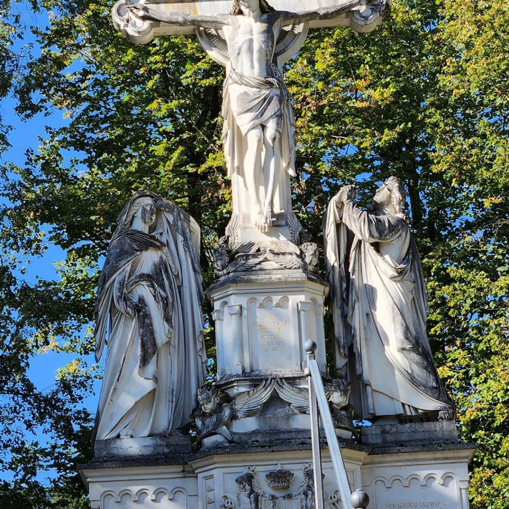 Die Kreuzigungsgruppe liegt auf dem Weg
