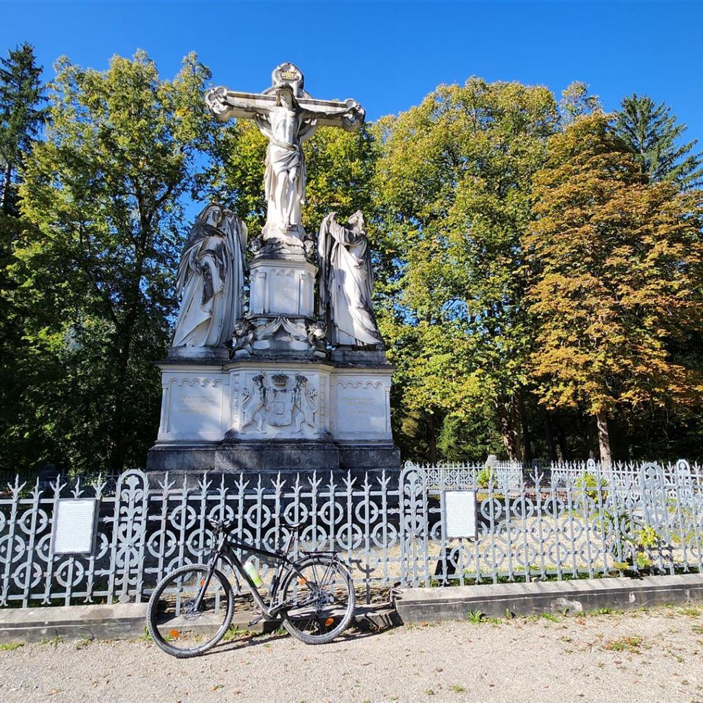 Die Kreuzigungsgruppe liegt auf dem Weg