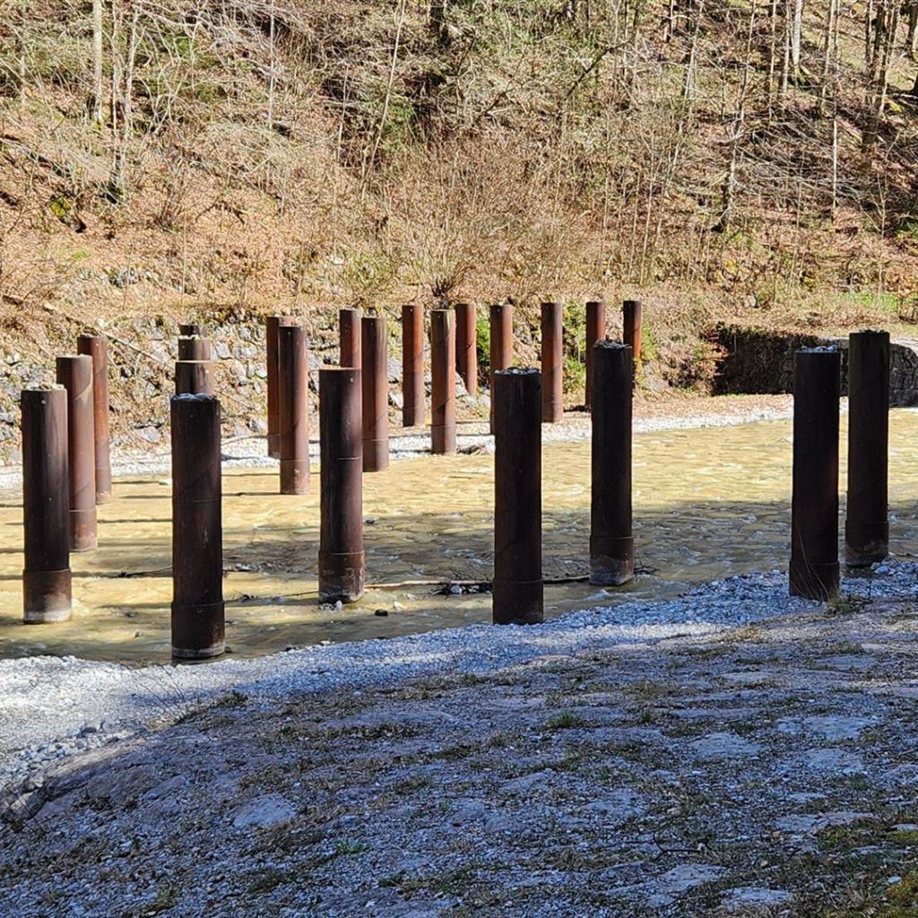 Hochwasserpfähle im Lainbach