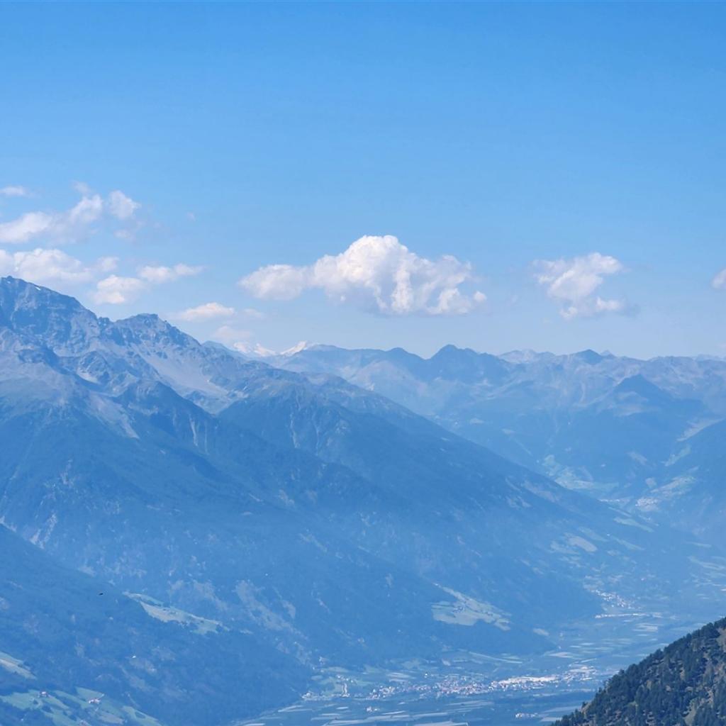 Ortler und ganz hinten Piz Bernina (4048 m)