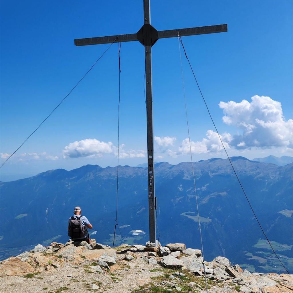 Riesiges, schmales Gipfelkreuz