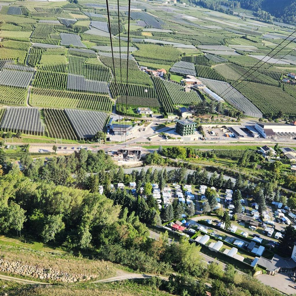 Camping, Apfelplantagen und die Etsch