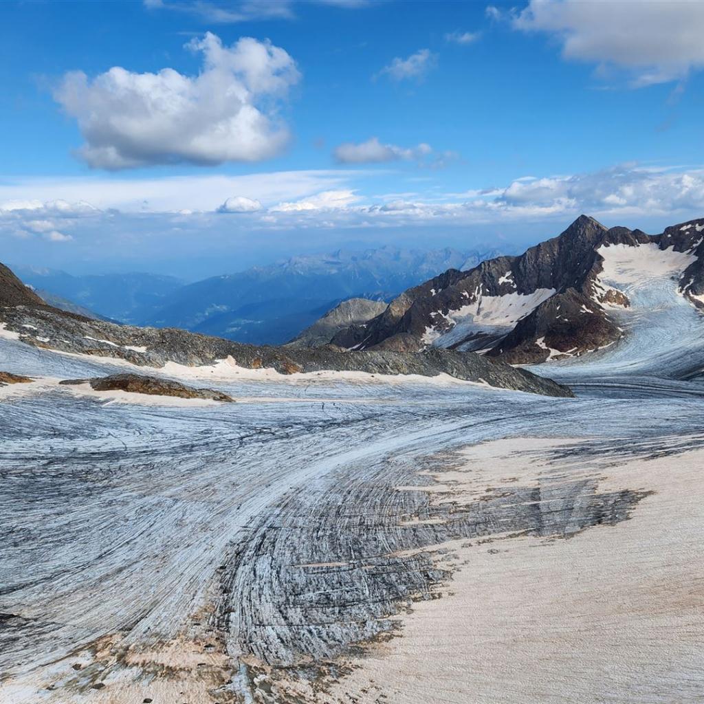 Das Becherhaus über der Gletscherwelt