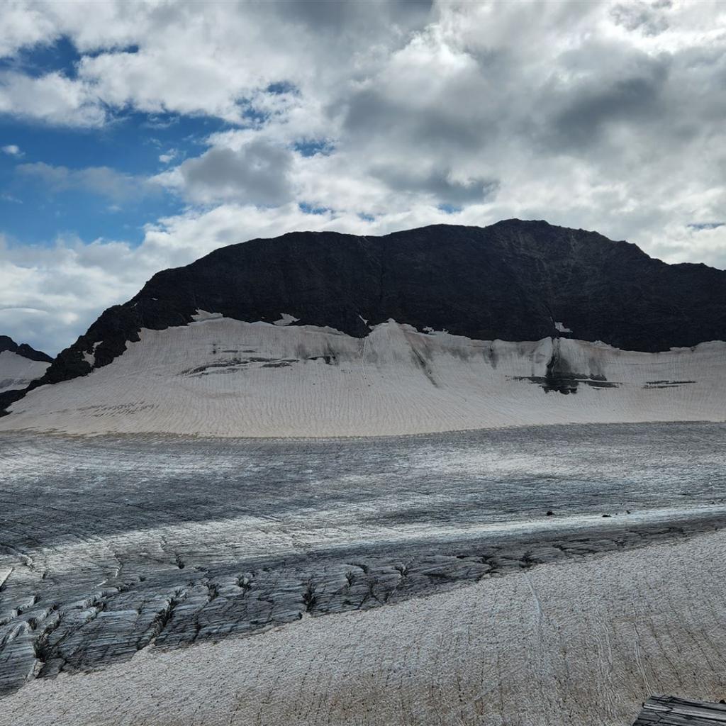 Die Sonklarspitze hinter dem Gletscher