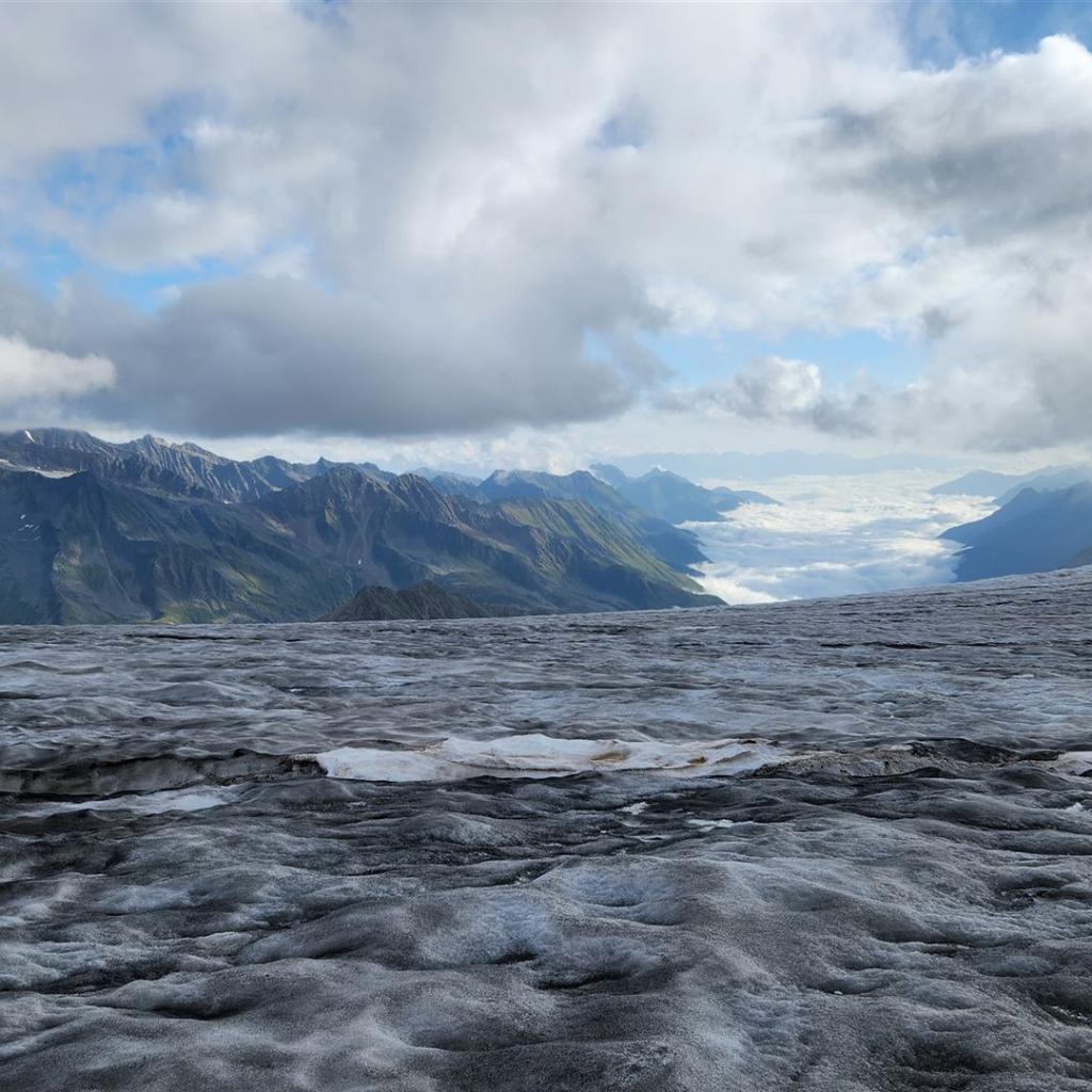 Blick auf das Wolkenmeer im Stubaital