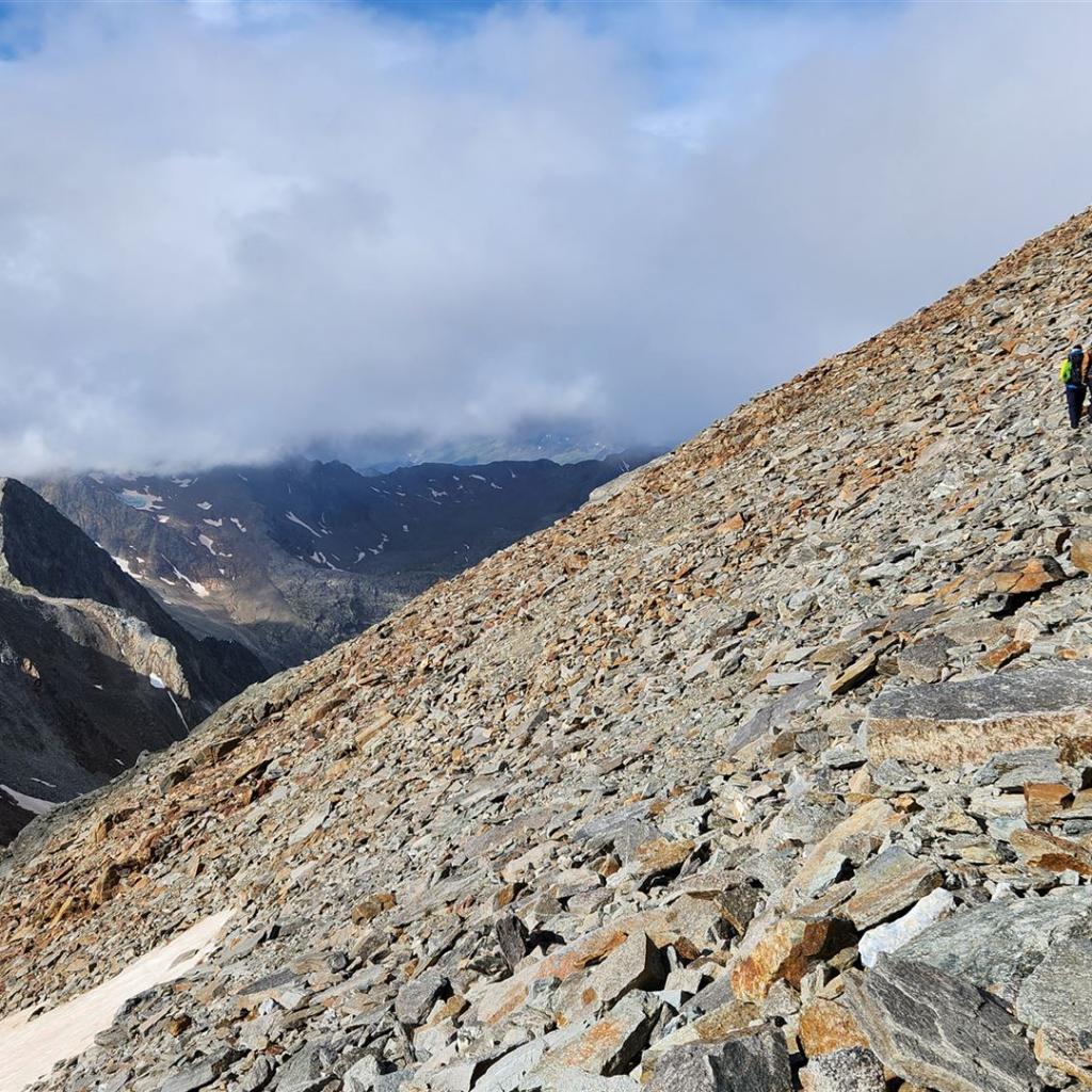 Auf dem Weg zur Stubaier Gletscherbahn, Blick auf den Gaiskogel
