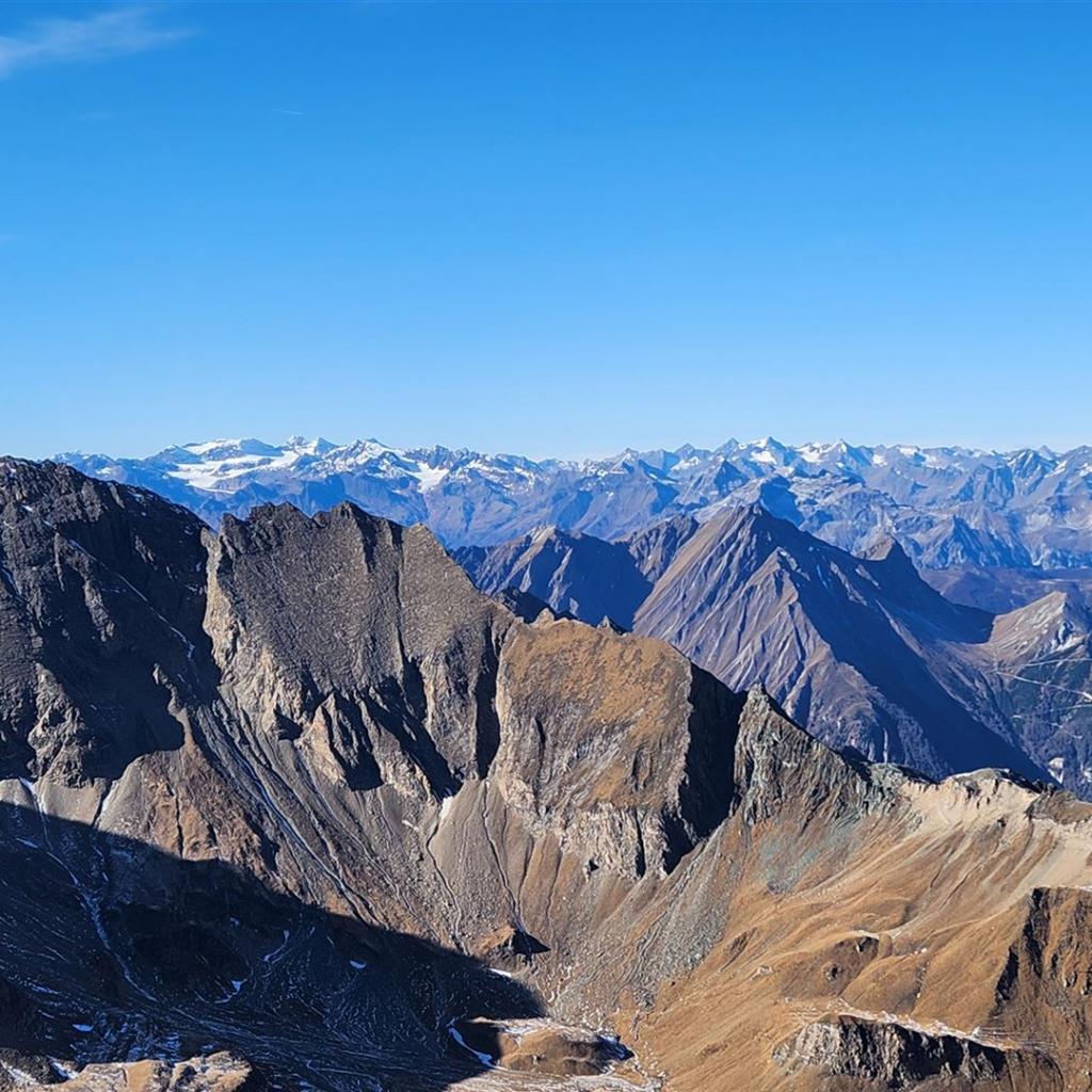 Wilde Kreuzspitze mit Stubaier Alpen im Hintergrund