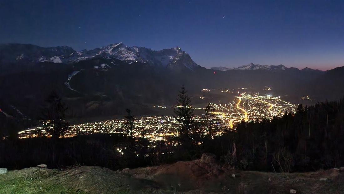 Blick auf GAP und die Zugspitze bei Nacht