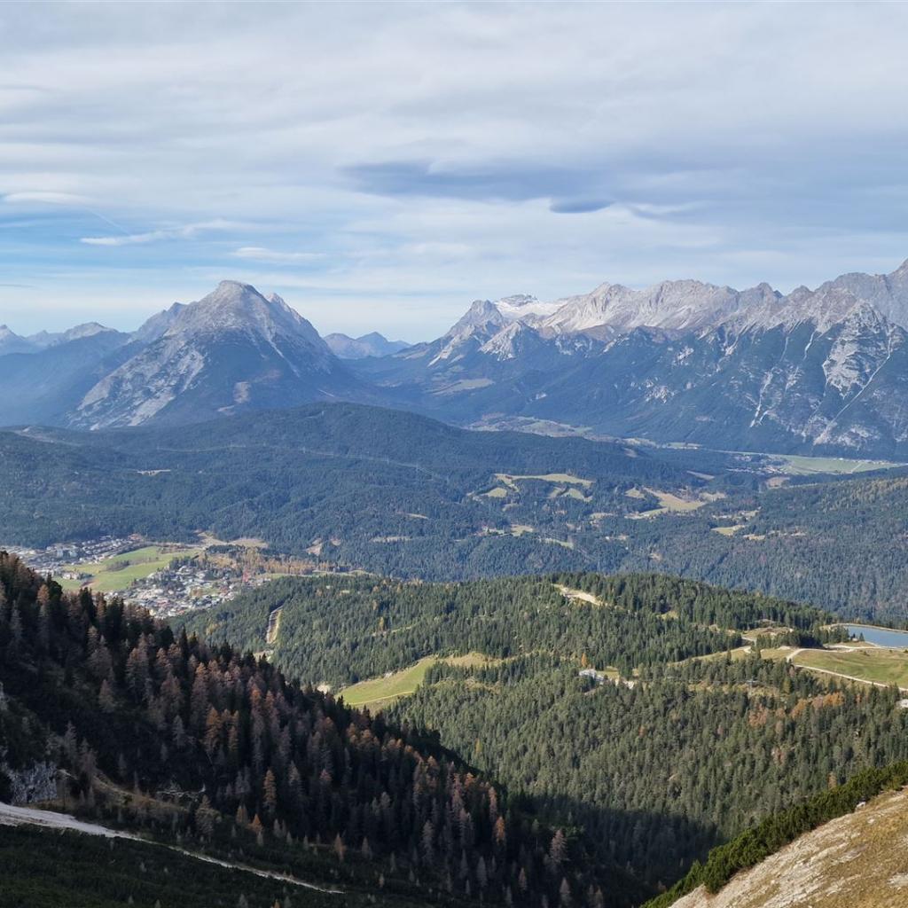 Blick zur Hohen Munde und Zugspitze. Dazwischen der Thaneller