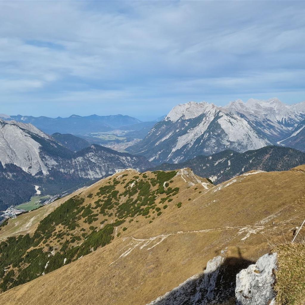 Blick nach Mittenwald und Krün