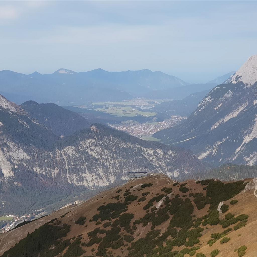 Blick nach Mittenwald und Krün