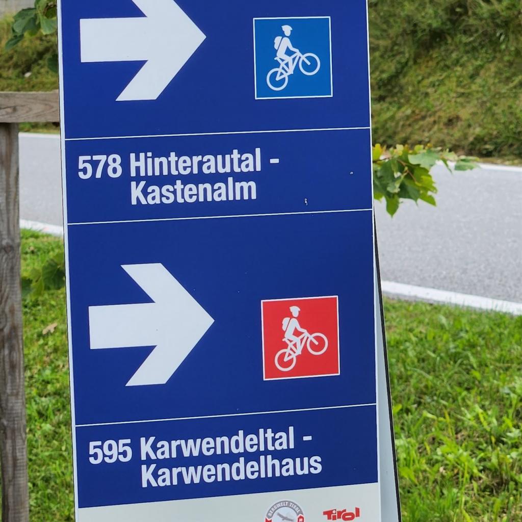 Wegweiser zum Karwendelhaus