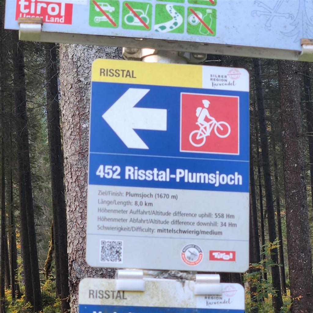 Einfache Auffahrt zum Plumsjoch