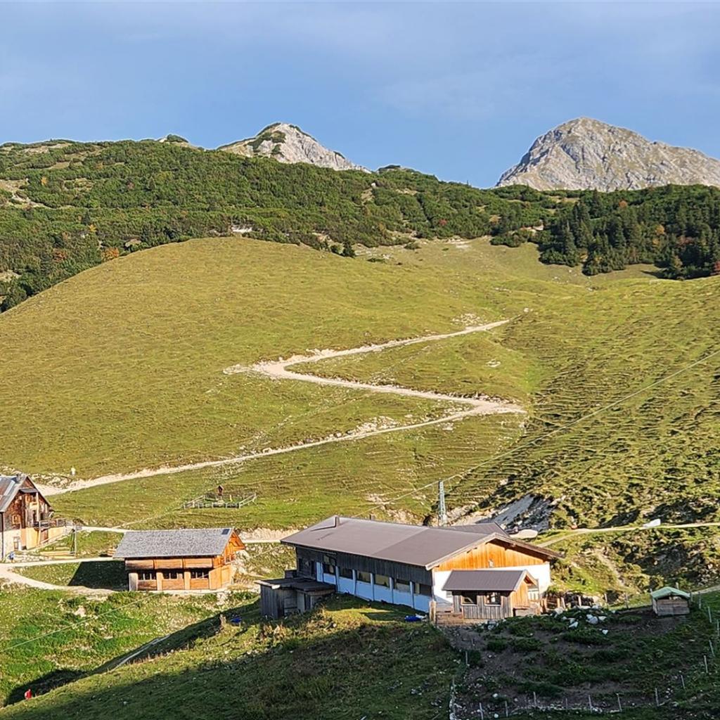 Die Plumsjoch-Hütte