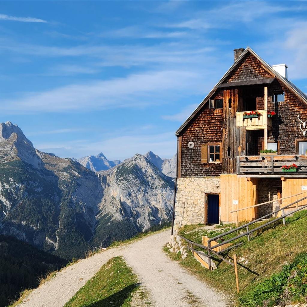 Die Plumsjoch-Hütte