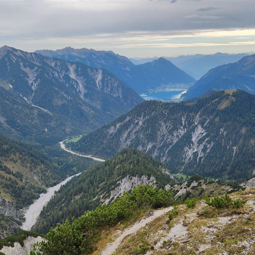 Blick auf den Achensee auf dem Weg zum Plumsjoch-Gipfel
