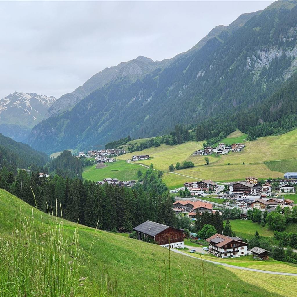 Blick hinunter zum Kircherl in Bichl
