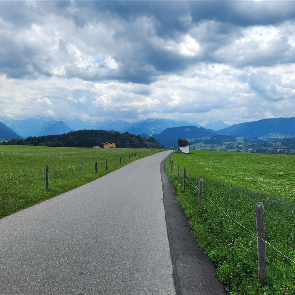 Anfahrt nach Oberstdorf, rechts der Widderstein