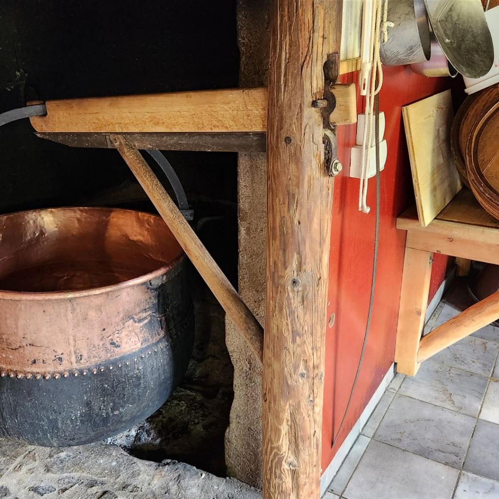 Käseherstellung im Kupferkessel