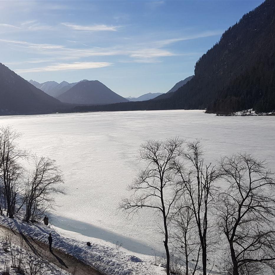 Blick über den gefrorenen See