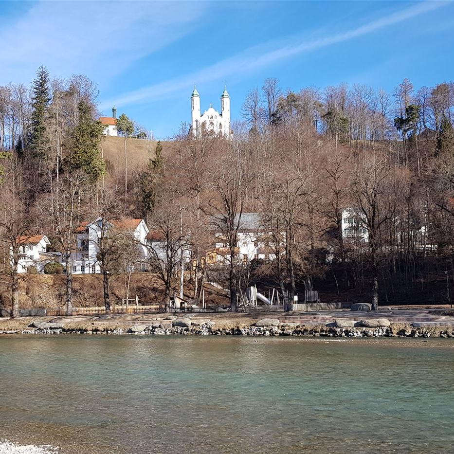 Blick über die Isar zur Kalvarienkirche