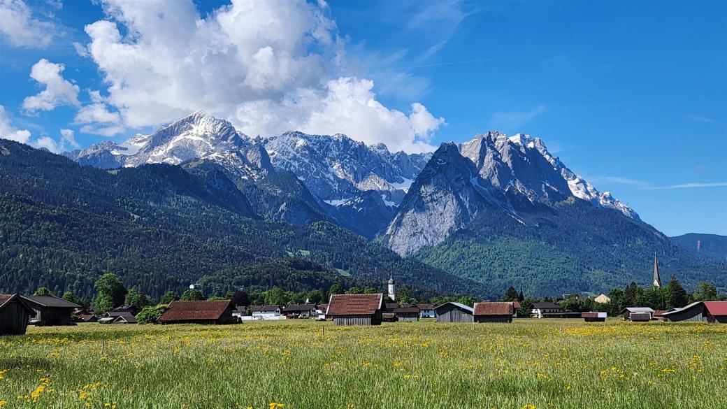 Blick auf Alpspitze und Waxensteine nach dem Start