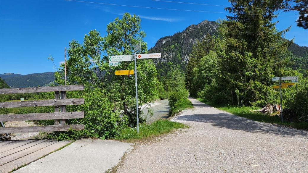 Hier zunächst links über die Ammerbrücke abbiegen! 