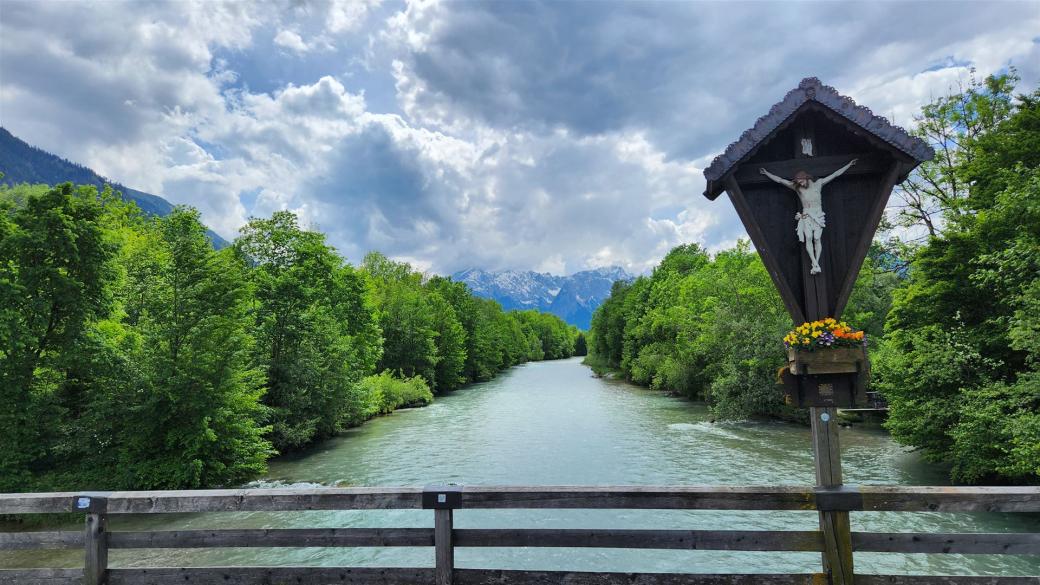 Blick von der Loisachbrücke in Oberau