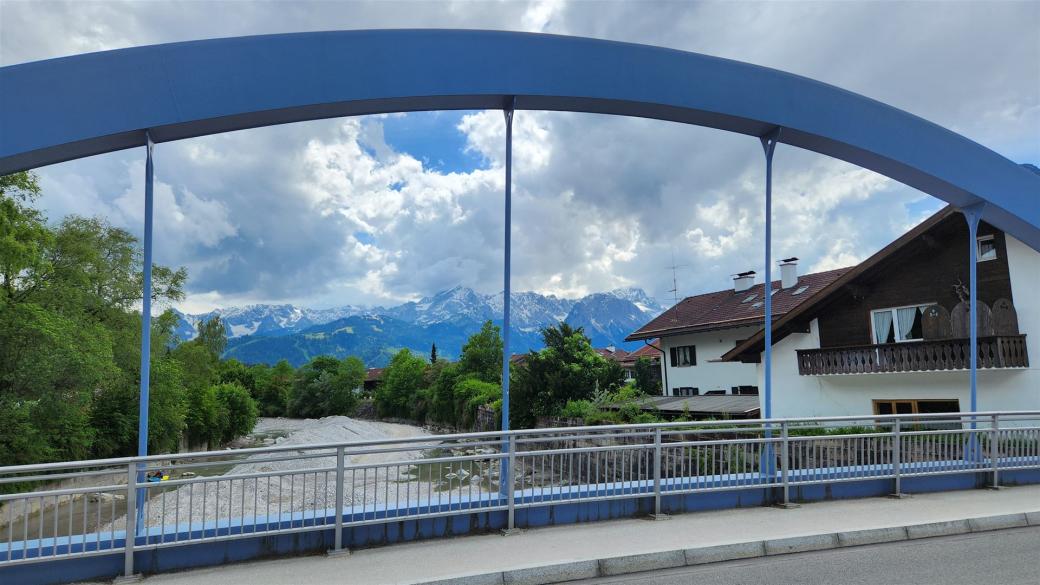 Blick durch die Loisachbrücke in Farchant