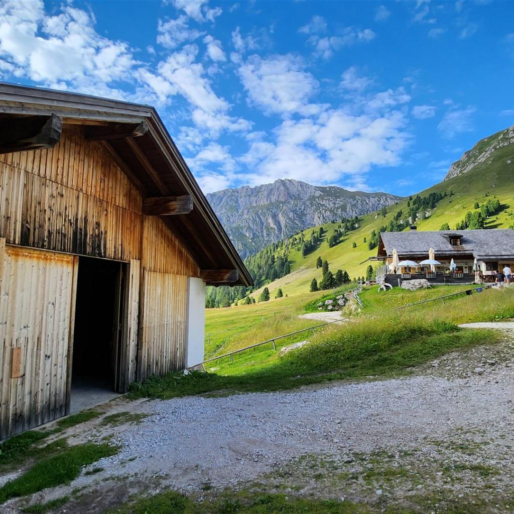 Gampen Alm mit Stall