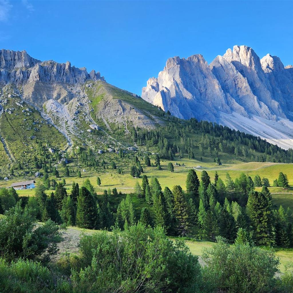 Die Geisler von der Gampen Alm aus gesehen