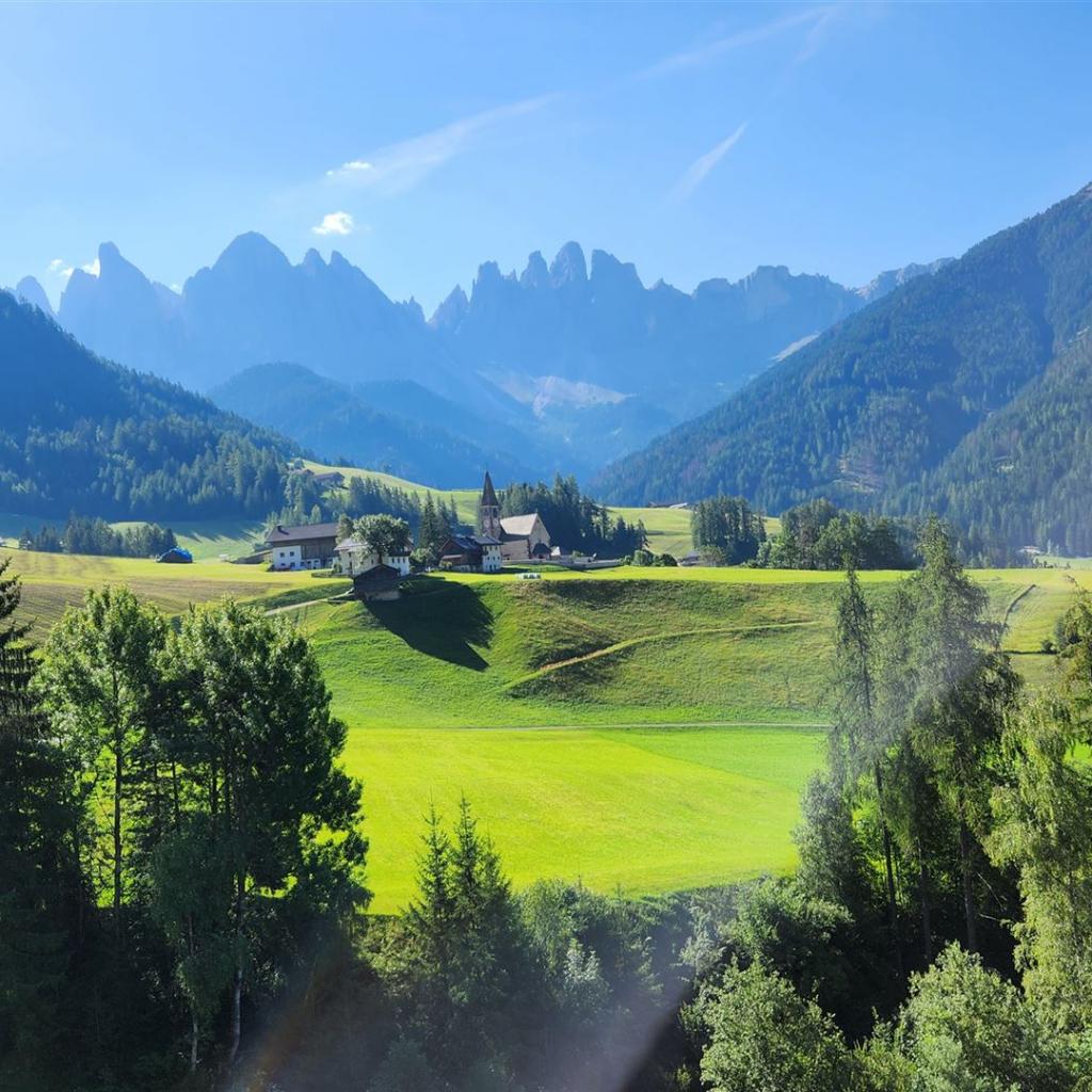 Panoramablick auf die Geisler hinter der Chiesa di Santa Maddalena