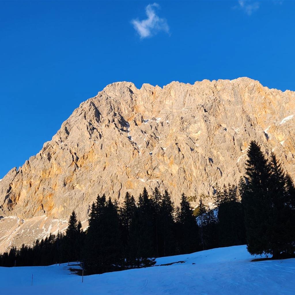 Die Zugspitzwand in der Abendsonne