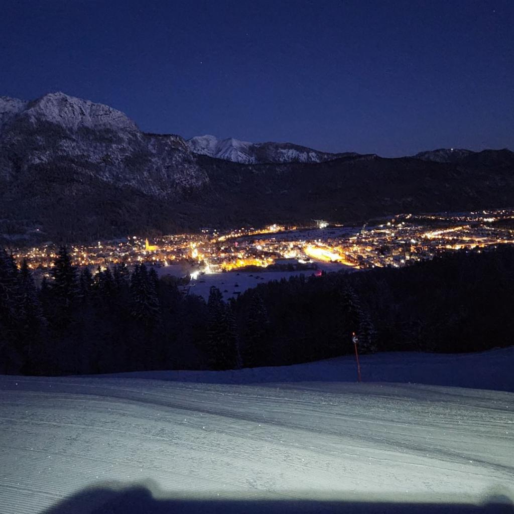 Früher Blick auf Garmisch-Partenkirchen