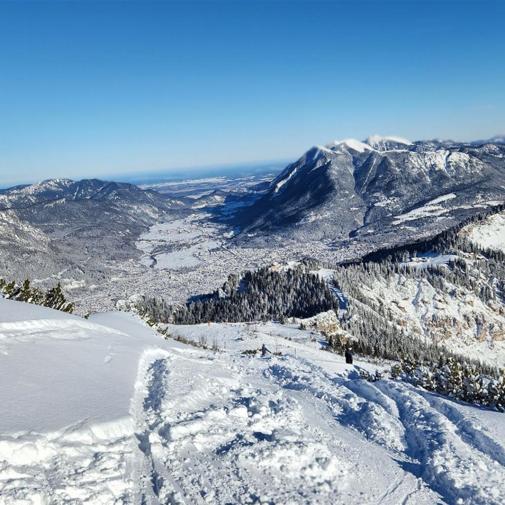 Blick vom Gipfel nach Garmisch-Partenkirchen