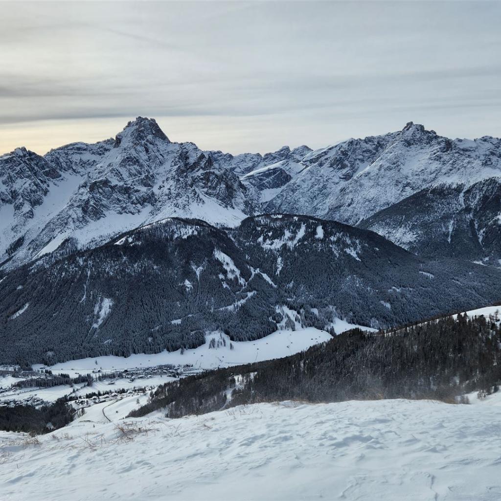 Blick vom Gipfel hinunter nach Süden