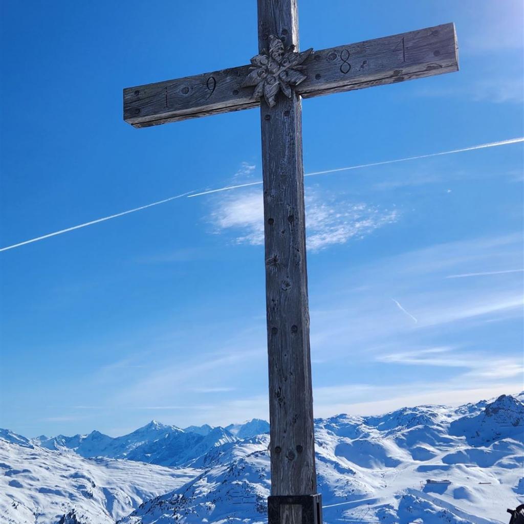 Die Vorderseite des Gipfelkreuzes